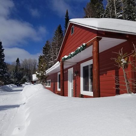 Kan-A-Mouche Pourvoirie Auberge Et Chalets Saint-Michel Exterior foto