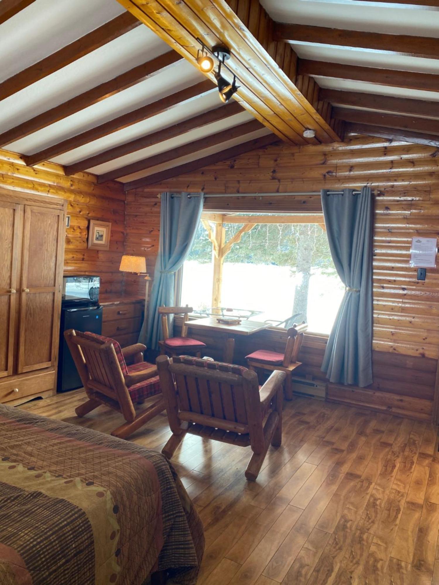 Kan-A-Mouche Pourvoirie Auberge Et Chalets Saint-Michel Cameră foto