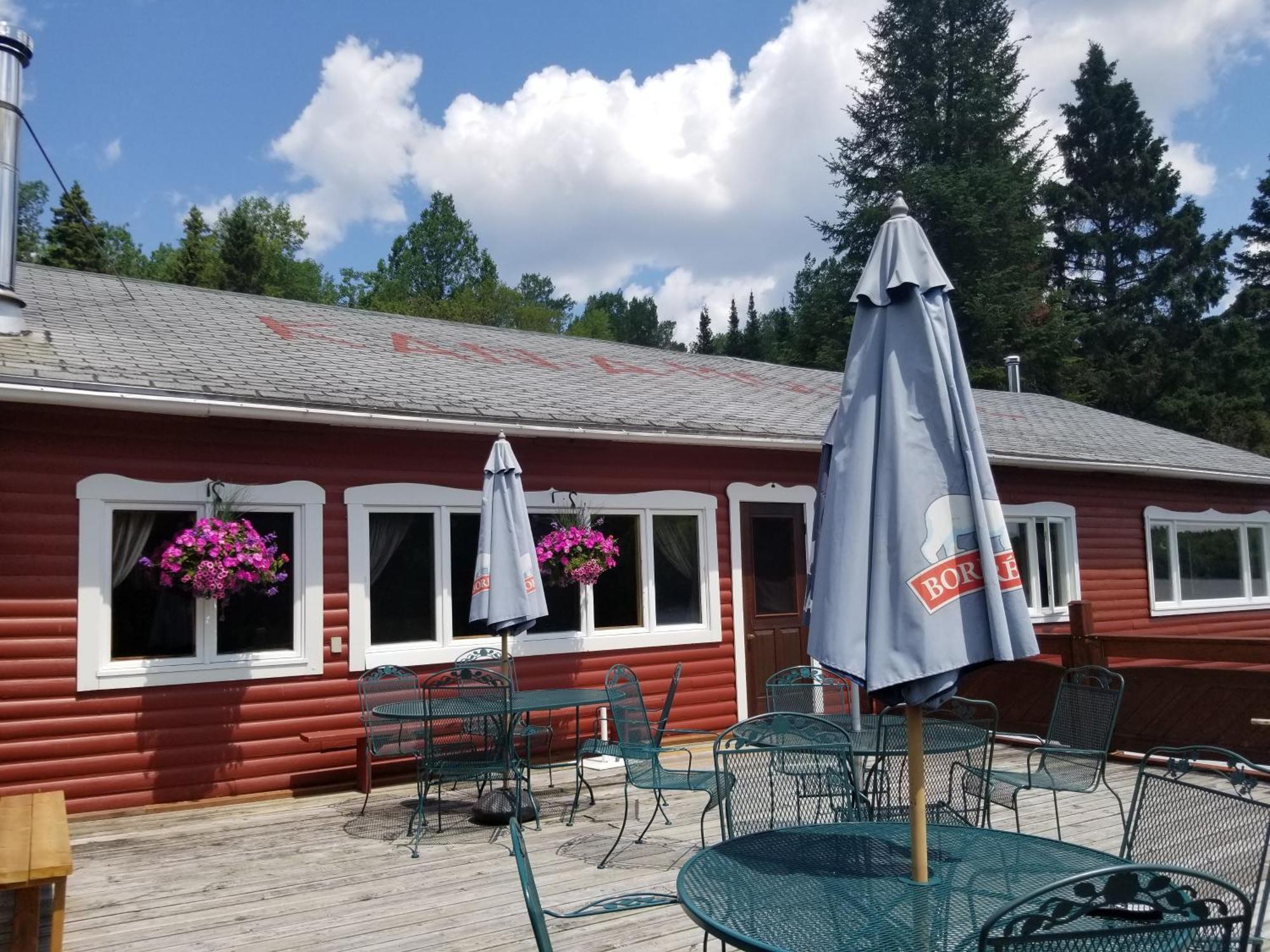 Kan-A-Mouche Pourvoirie Auberge Et Chalets Saint-Michel Exterior foto