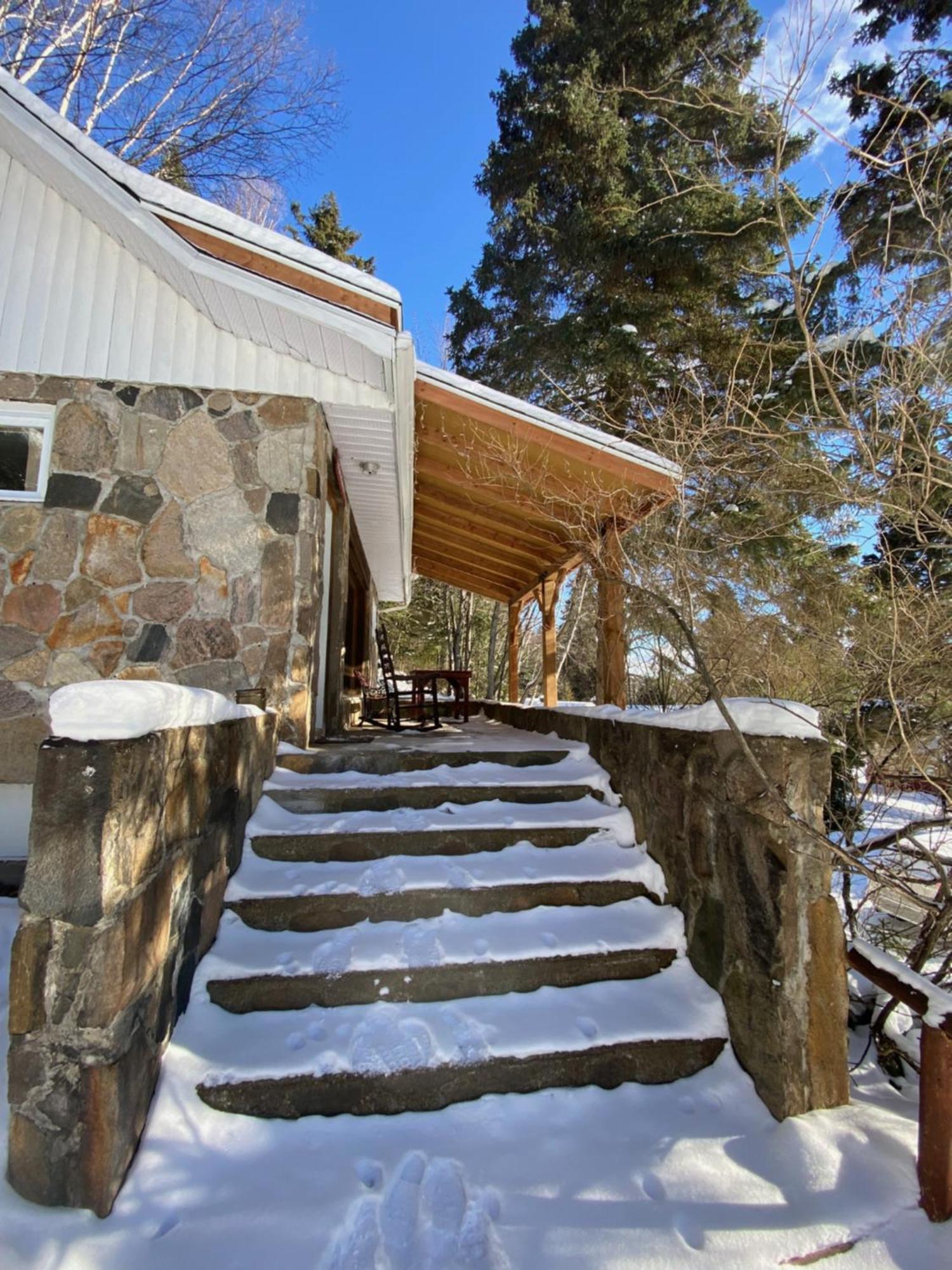 Kan-A-Mouche Pourvoirie Auberge Et Chalets Saint-Michel Exterior foto